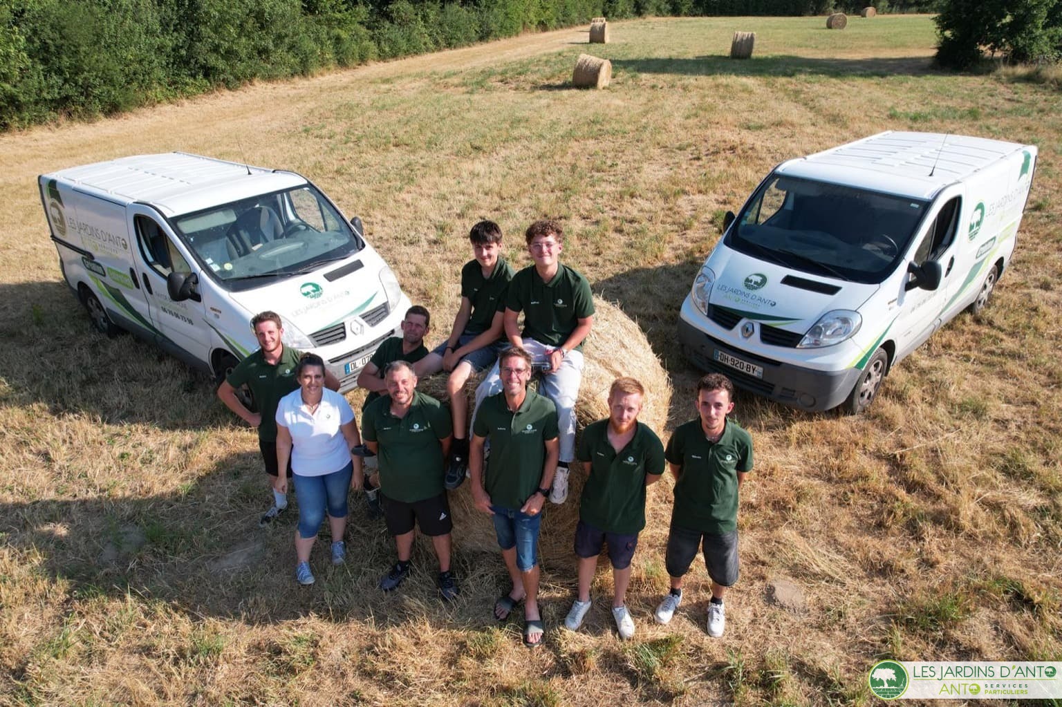 Photo de l’équipe Les Jardins d’Anto avec les véhicules de l’entreprise