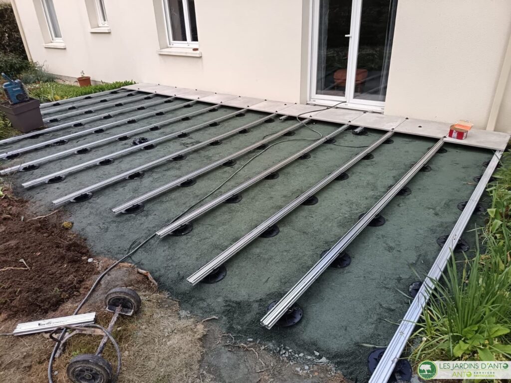 Chantier Heric Dallage ceramique 6060 sur lambourdes alu et plots PVC 2