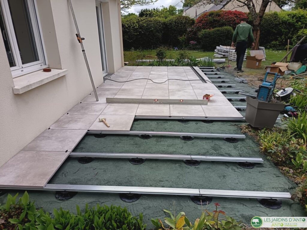 Chantier Heric Dallage ceramique 6060 sur lambourdes alu et plots PVC 5