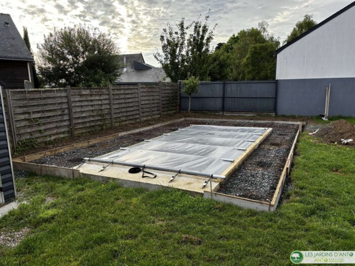 Dalle béton autour de piscine à Le Temple de Bretagne