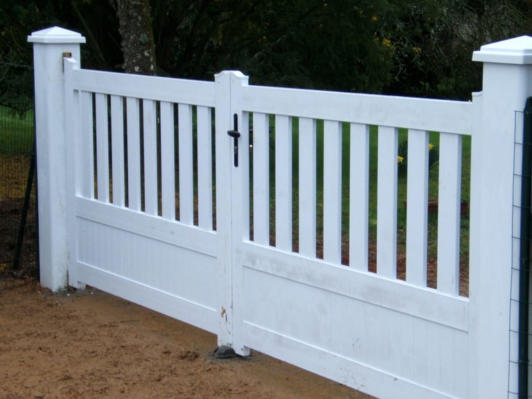 Portail battant PVC