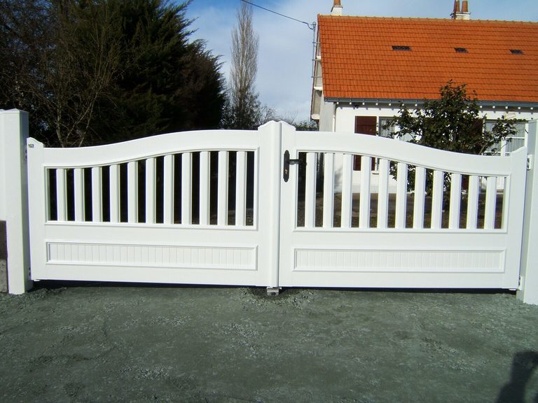 Portail battant PVC