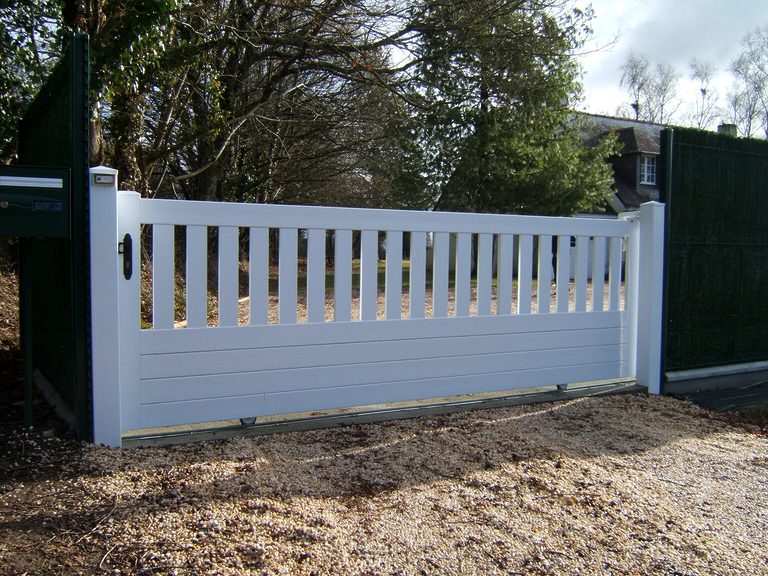 Portail coulissant PVC