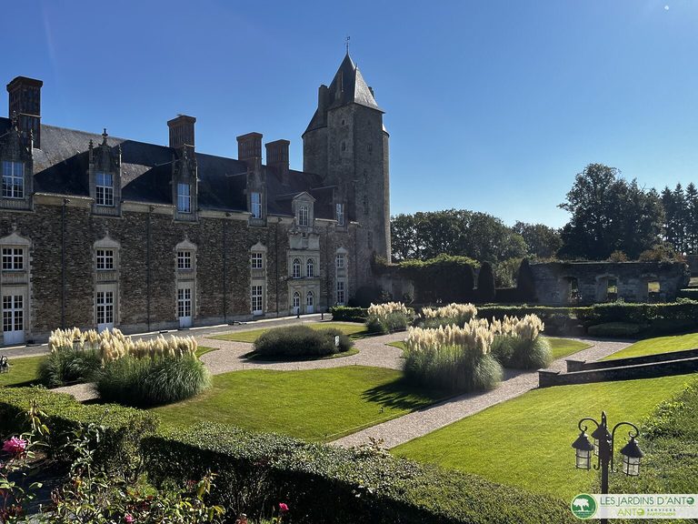 Chantier au Château de la Groulais à Blain - Pose du gazon de placage et Réalisation des allées en graviers avec Nidagravel