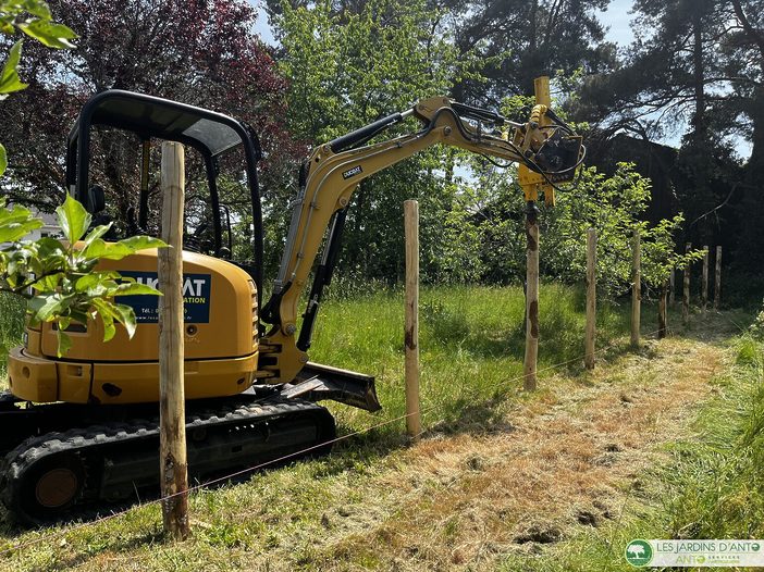 Clôture grillage noué avec piquets châtaignier - Le Gâvre