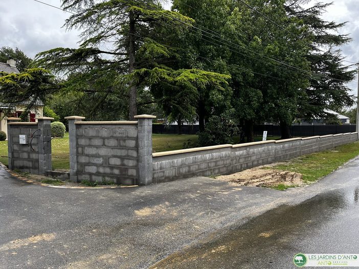 Murette en parpaings avec chaperons maçonnés et piliers à Fay-de-Bretagne