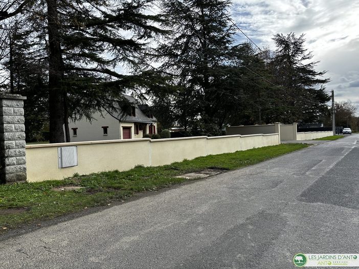 Murette en parpaings avec chaperons maçonnés et piliers à Fay-de-Bretagne