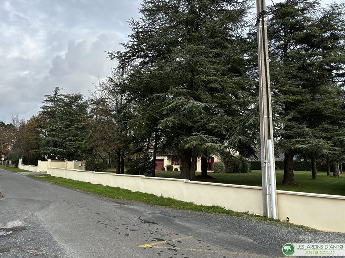 Murette en parpaings avec chaperons maçonnés et piliers à Fay-de-Bretagne